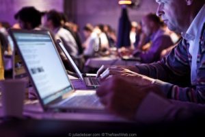 tłumacz przy laptopie czyli komputerze